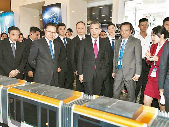  外交部舉辦四川全球推介活動“新筑造”現代有軌電車模型亮相藍廳